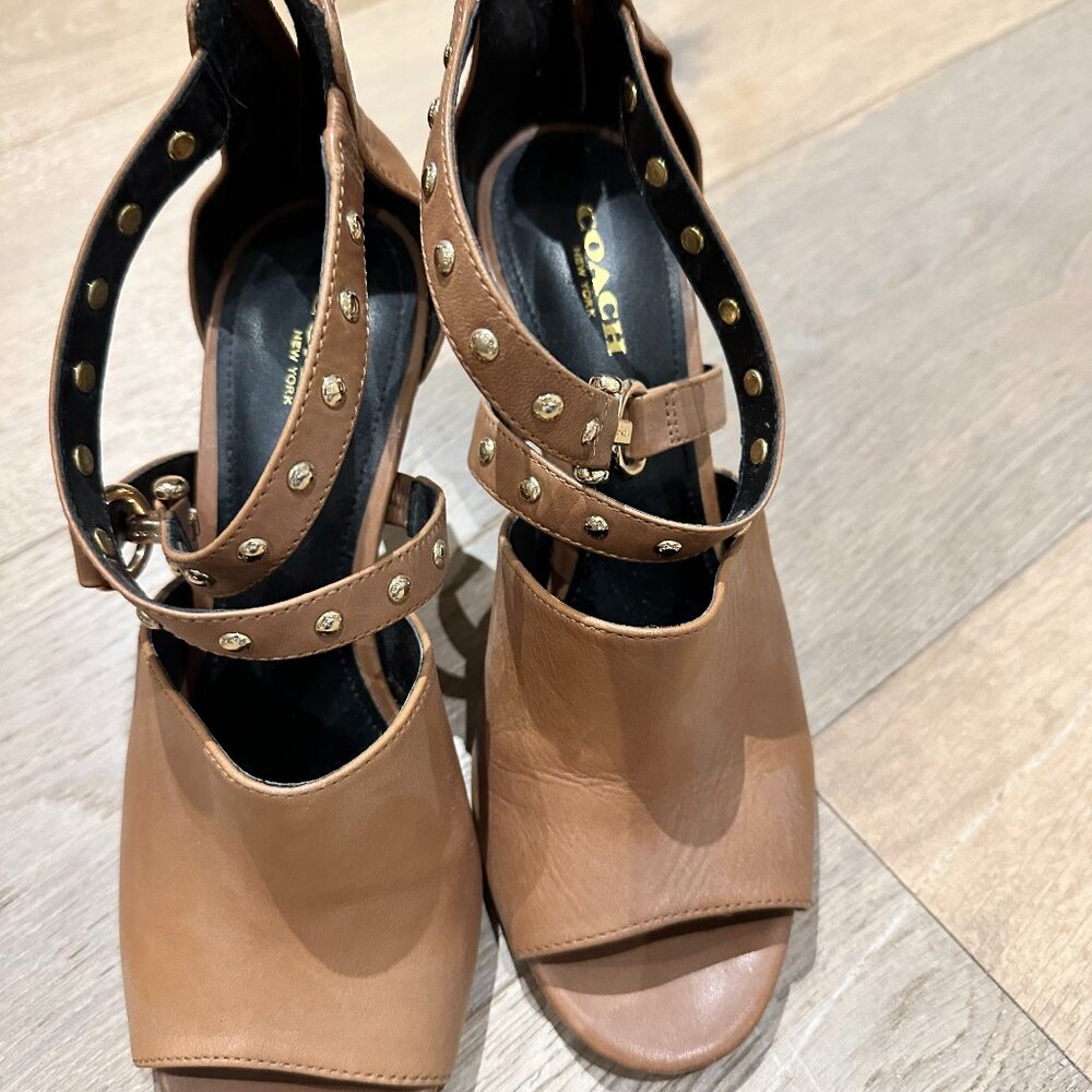 COACH TAN                 SIZE 7 US